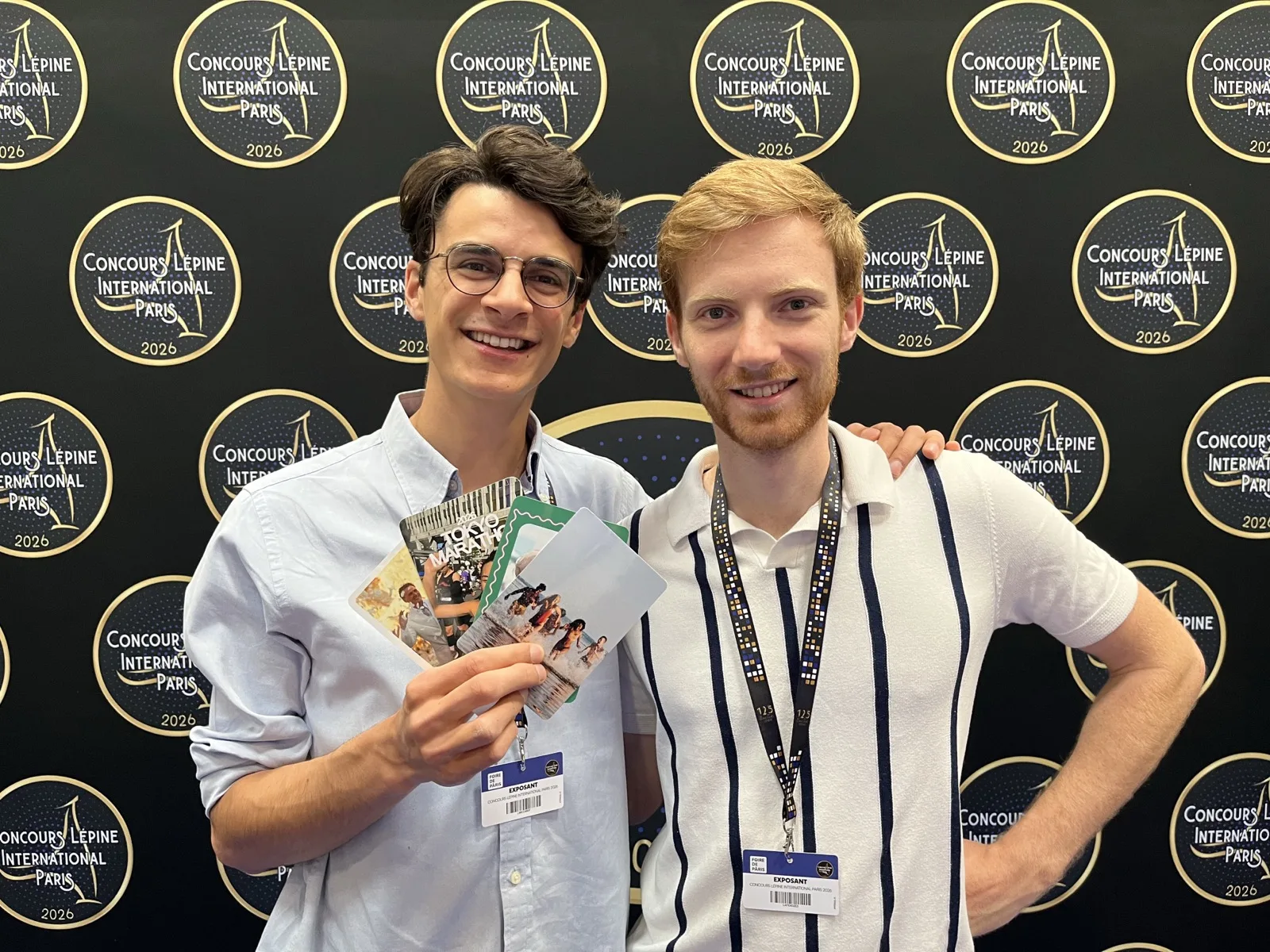 Les deux fondateurs de Revila, cartes en main, devant le mur du Concours Lépine International Paris 2026